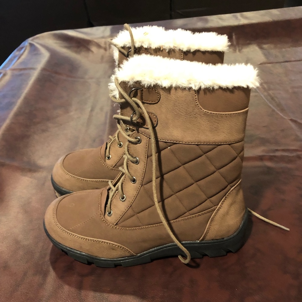 Chase & Chloe Winter Boots Size 5.5. Never worn